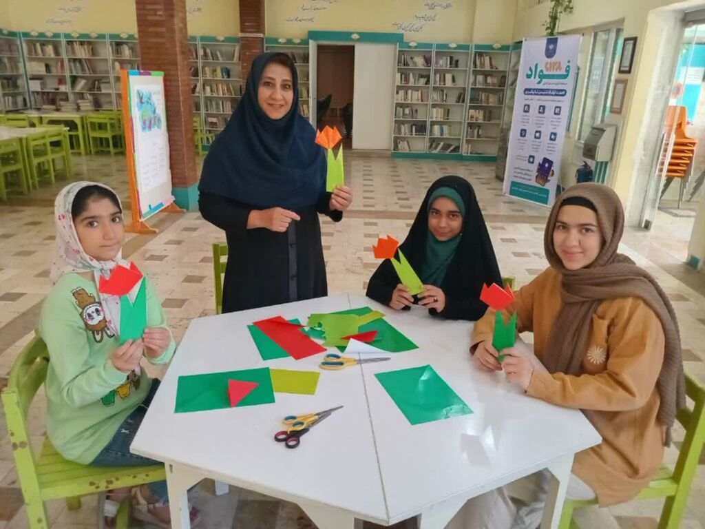 مرکز شماره 2 کانون کرج در هفته دفاع مقدس کتاب های دفاع مقدسی به کودکان البرزی معرفی شدند