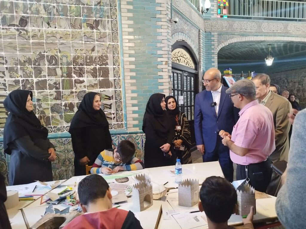 بازدید استاندار از غرفه کانون کرمانشاه در تکیه معاونالملک