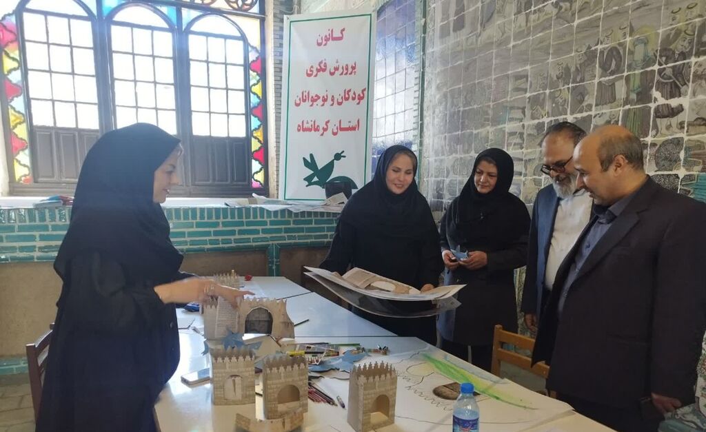 بازدید استاندار از غرفه کانون کرمانشاه در تکیه معاونالملک