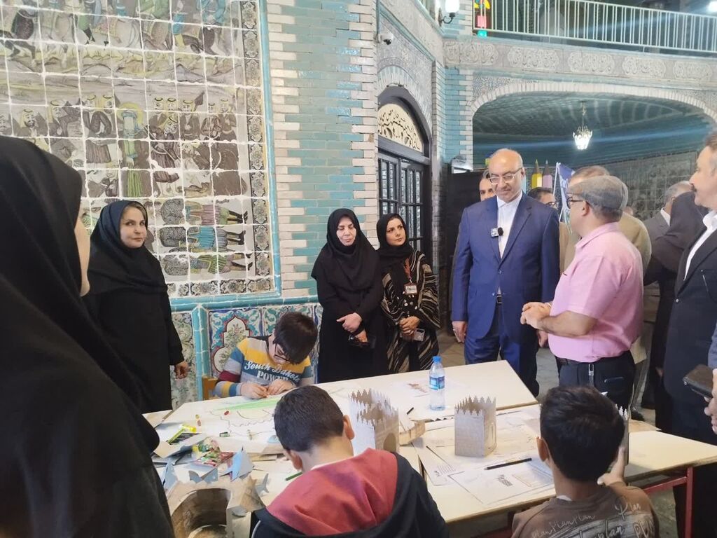 بازدید استاندار از غرفه کانون کرمانشاه در تکیه معاونالملک