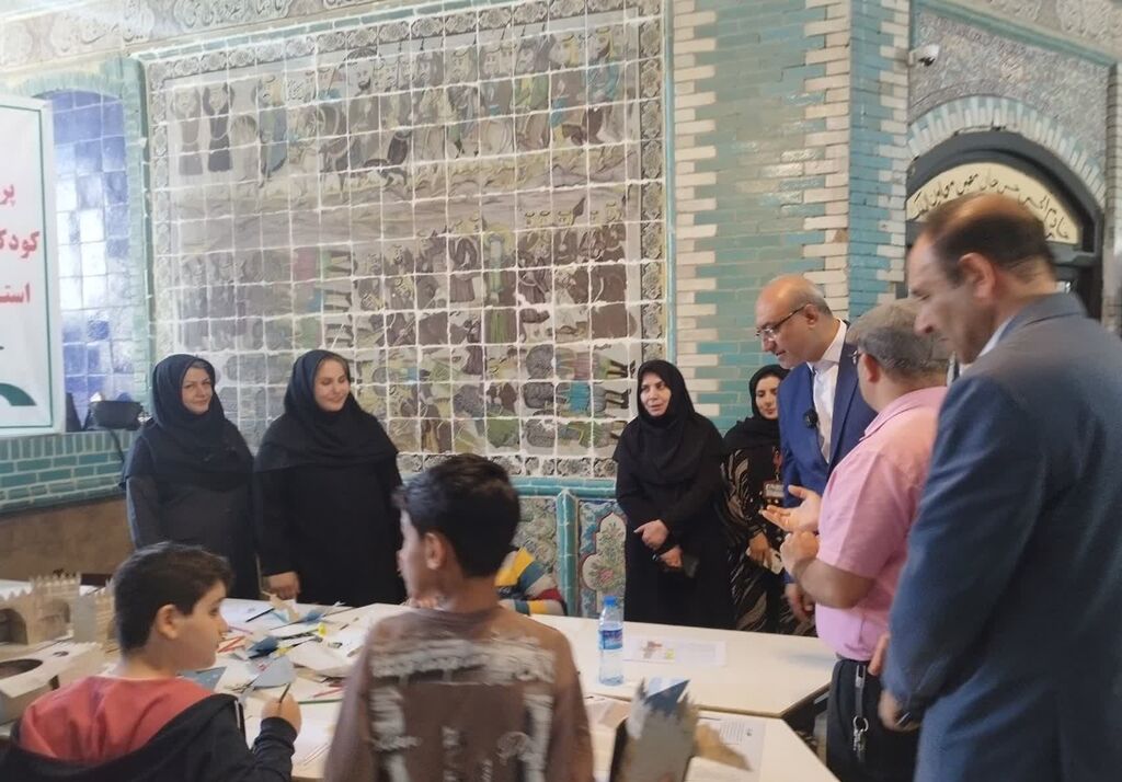 بازدید استاندار از غرفه کانون کرمانشاه در تکیه معاونالملک