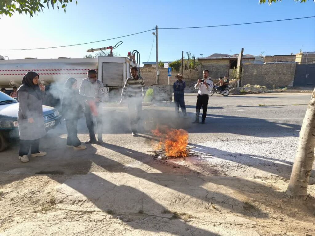 با معرفی شغل آتش نشانی اعضای کانون استان مرکزی روش مهار آتش را آموختند