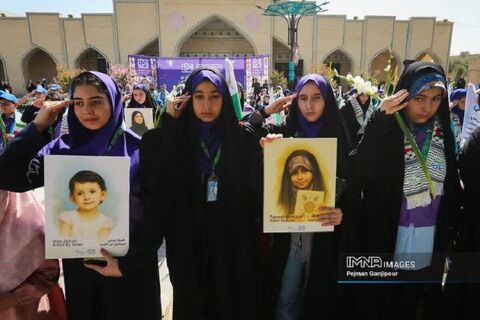 گزارش تصویری افتتاحیه‌ معنوی سی‌هفتمین جشنواره‌ بین‌المللی فیلم‌های کودکان و نوجوانان در گلستان شهدای اصفهان