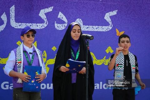 گزارش تصویری افتتاحیه‌ معنوی سی‌هفتمین جشنواره‌ بین‌المللی فیلم‌های کودکان و نوجوانان در گلستان شهدای اصفهان