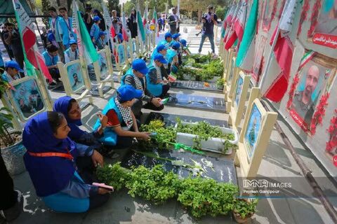 گزارش تصویری افتتاحیه‌ معنوی سی‌هفتمین جشنواره‌ بین‌المللی فیلم‌های کودکان و نوجوانان در گلستان شهدای اصفهان