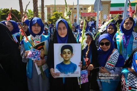 گزارش تصویری افتتاحیه‌ معنوی سی‌هفتمین جشنواره‌ بین‌المللی فیلم‌های کودکان و نوجوانان در گلستان شهدای اصفهان