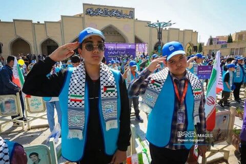 گزارش تصویری افتتاحیه‌ معنوی سی‌هفتمین جشنواره‌ بین‌المللی فیلم‌های کودکان و نوجوانان در گلستان شهدای اصفهان
