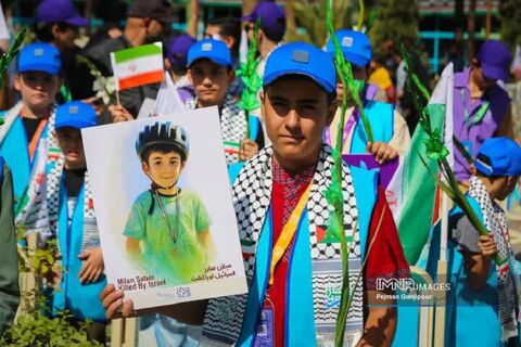 گزارش تصویری افتتاحیه‌ معنوی سی‌هفتمین جشنواره‌ بین‌المللی فیلم‌های کودکان و نوجوانان در گلستان شهدای اصفهان