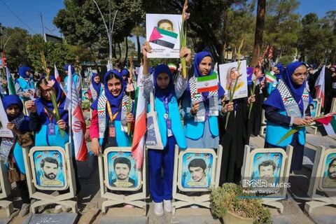 گزارش تصویری افتتاحیه‌ معنوی سی‌هفتمین جشنواره‌ بین‌المللی فیلم‌های کودکان و نوجوانان در گلستان شهدای اصفهان