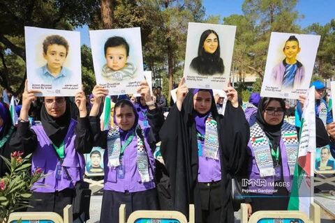 گزارش تصویری افتتاحیه‌ معنوی سی‌هفتمین جشنواره‌ بین‌المللی فیلم‌های کودکان و نوجوانان در گلستان شهدای اصفهان
