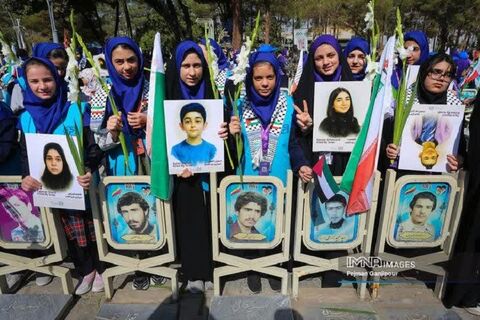گزارش تصویری افتتاحیه‌ معنوی سی‌هفتمین جشنواره‌ بین‌المللی فیلم‌های کودکان و نوجوانان در گلستان شهدای اصفهان