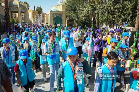 گزارش تصویری افتتاحیه‌ معنوی سی‌هفتمین جشنواره‌ بین‌المللی فیلم‌های کودکان و نوجوانان در گلستان شهدای اصفهان