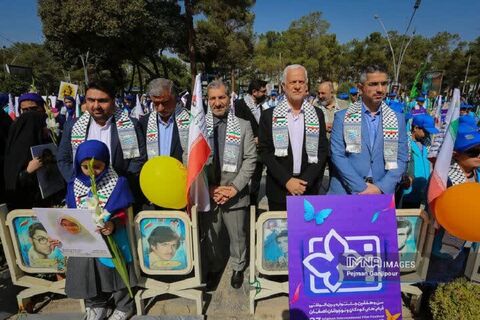 گزارش تصویری افتتاحیه‌ معنوی سی‌هفتمین جشنواره‌ بین‌المللی فیلم‌های کودکان و نوجوانان در گلستان شهدای اصفهان