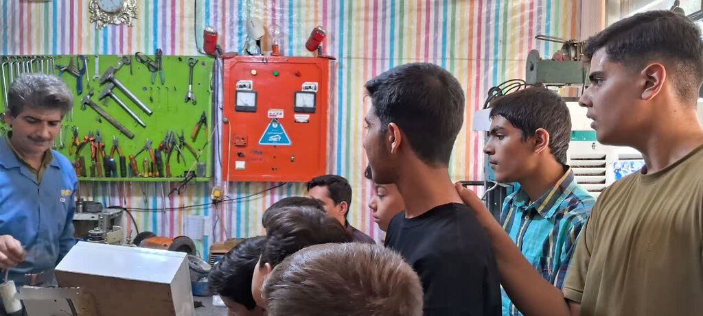 اعضای پسر مرکز کنگاور با دنیای سیمپیچی آشنا شدند