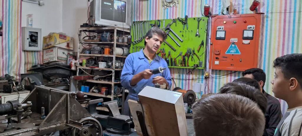 اعضای پسر مرکز کنگاور با دنیای سیمپیچی آشنا شدند