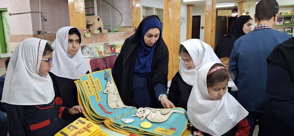 نمایشگاه کتابهای حسیلمسی ویژه کودکان با نیازهای ویژه در نوشهر برگزار شد