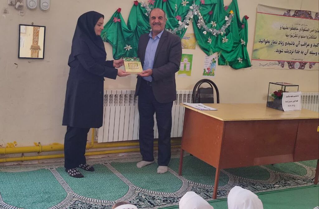 تجلیل از مقام سالمند و قصهگویی پدربزرگها در هرسین