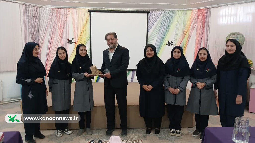 نشست دختران کنشگر اردکانی با شهردار برگزار شد