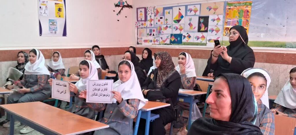 شکُفتن «رُز مهربانی» در کنگاور با پیوند نسل‌ها در آیین تجلیل از سالمندان