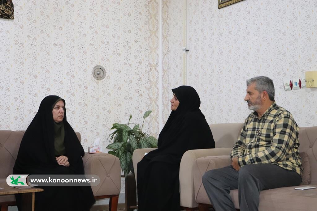 مدیرکل کانون استان گلستان با خانواده شهید نیازمند دیدار کرد