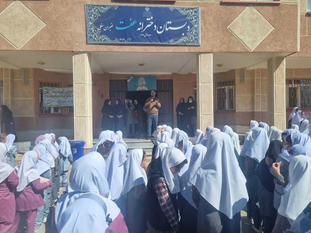 کاروان «پیک امید» کانون اردبیل با برگزاری جشن قصه و کودک میهمان دانشآموزان شهر عنبران شد