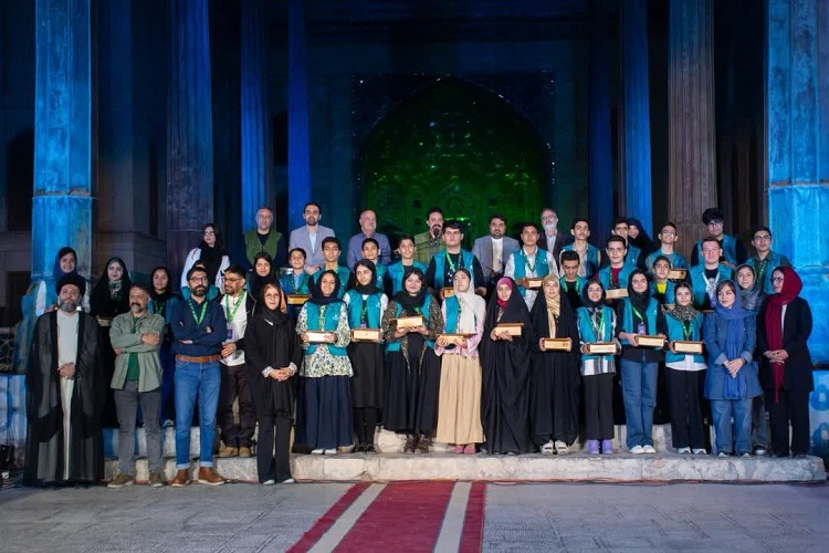 آیین پایانی نخستین گردهمایی فیلمسازان نوجوان اصفهان، در باغ موزه چهلستون برگزار و از برگزیدگان تجلیل شد.