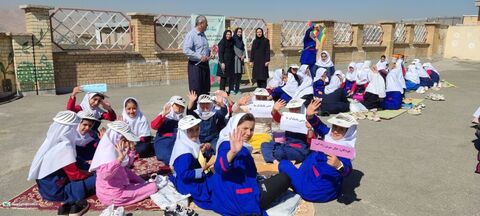 شادی کودکانه با شعار «بادبادک‌ها به ابرها تکیه داده»