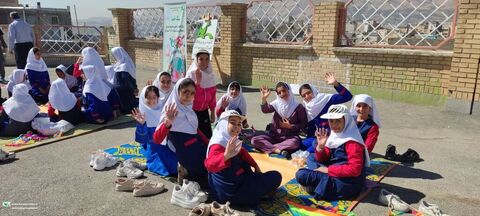 شادی کودکانه با شعار «بادبادک‌ها به ابرها تکیه داده»
