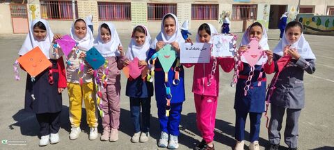 شادی کودکانه با شعار «بادبادک‌ها به ابرها تکیه داده»