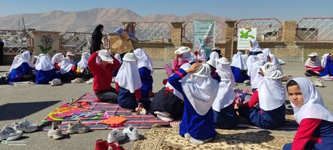 شادی کودکانه با شعار «بادبادک‌ها به ابرها تکیه داده»