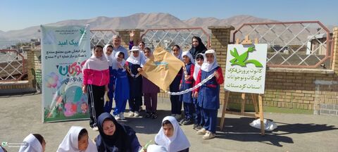 شادی کودکانه با شعار «بادبادک‌ها به ابرها تکیه داده»