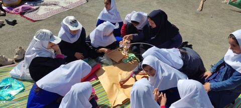 شادی کودکانه با شعار «بادبادک‌ها به ابرها تکیه داده»
