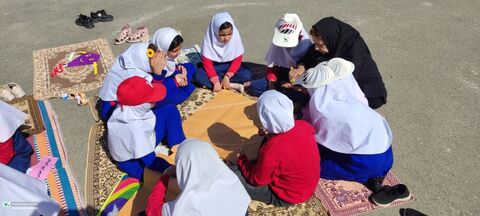 شادی کودکانه با شعار «بادبادک‌ها به ابرها تکیه داده»