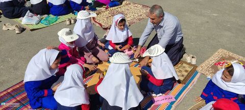 شادی کودکانه با شعار «بادبادک‌ها به ابرها تکیه داده»