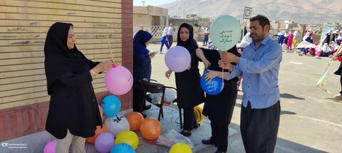 شادی کودکانه با شعار «بادبادک‌ها به ابرها تکیه داده»