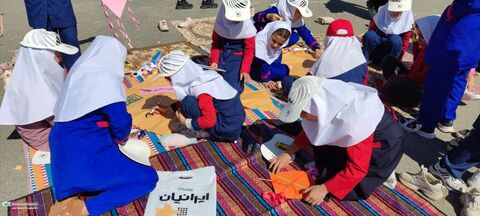 شادی کودکانه با شعار «بادبادک‌ها به ابرها تکیه داده»