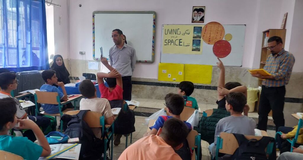 مربیان مرکز شماره ۴ کانون کرمانشاه دانشآموزان را به دنیای کهکشانها بردند