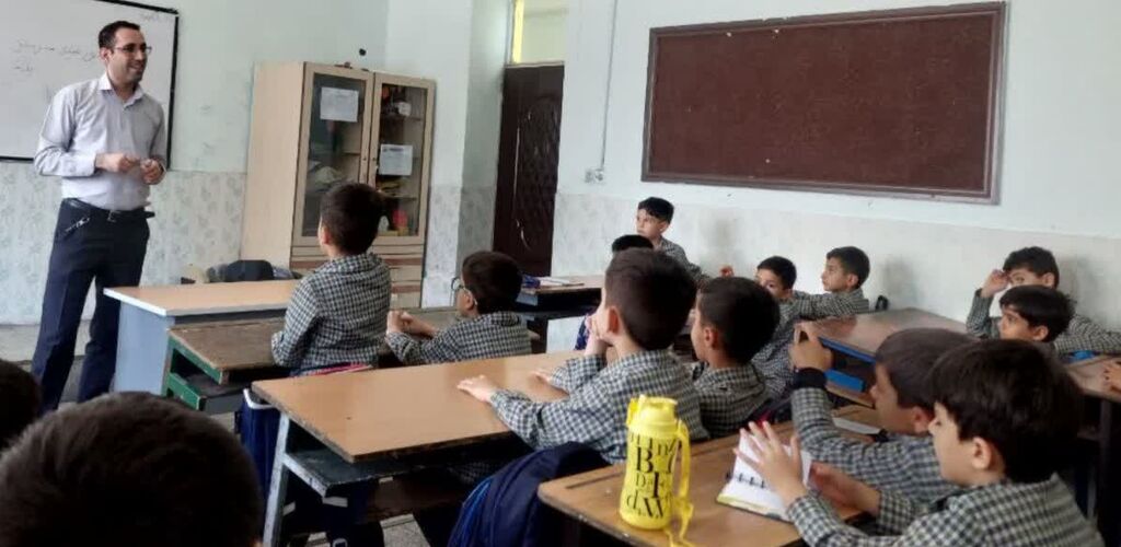 مربیان مرکز شماره ۴ کانون کرمانشاه دانشآموزان را به دنیای کهکشانها بردند