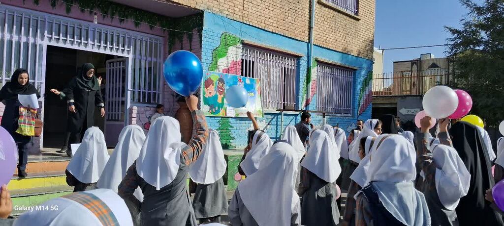 زنگ مهر در استقبال از هفته ملی کودک؛ در کنگاور نواخته شد