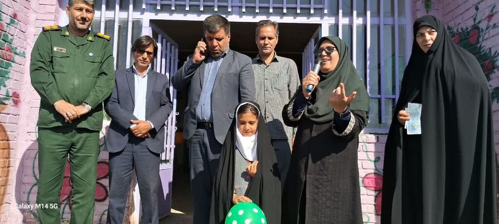 زنگ مهر در استقبال از هفته ملی کودک؛ در کنگاور نواخته شد