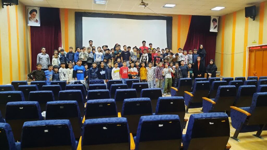 نواختن زنگ هفته ملی کودک در دبستان زینبیه شهرستان رزن