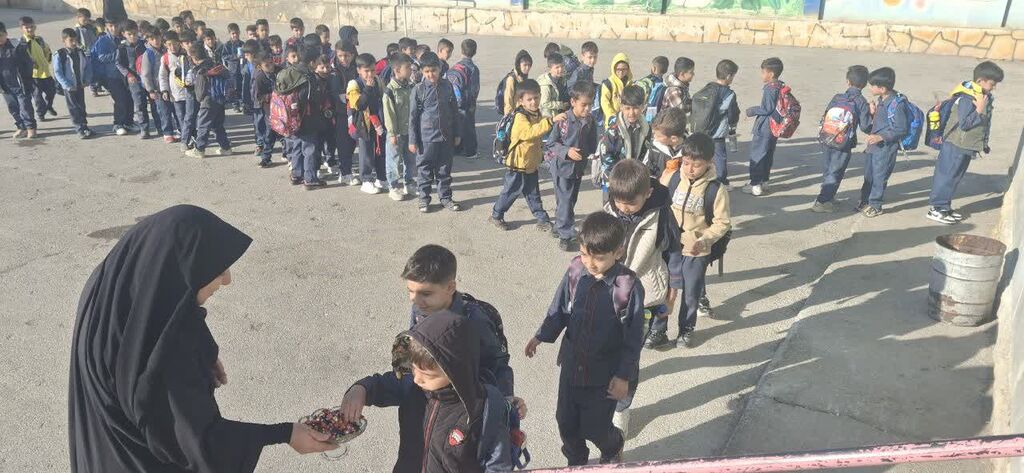 نواختن زنگ هفته ملی کودک در دبستان زینبیه شهرستان رزن