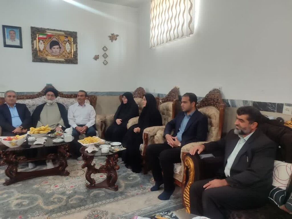 دیدار مدیرکل کانون پرورش فکری ایلام با خانواده شهید کودک در آغاز هفته ملی کودک