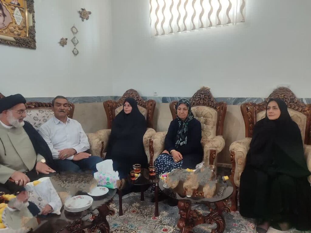 دیدار مدیرکل کانون پرورش فکری ایلام با خانواده شهید کودک در آغاز هفته ملی کودک