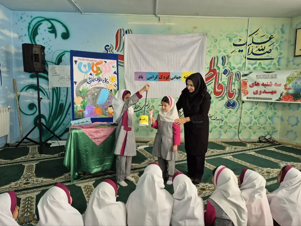 نواختن زنگ هفته ملی کودک در دبستان زینبیه شهرستان رزن