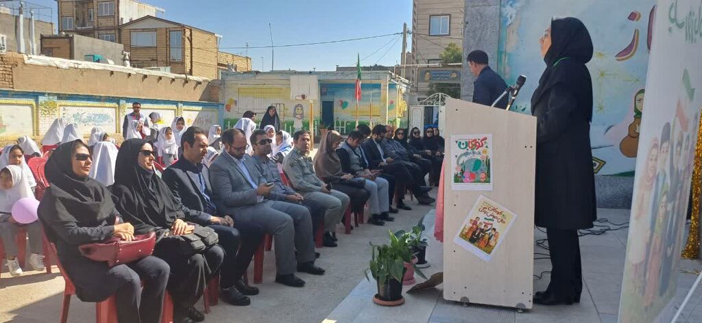 نواختن زنگ هفته ملی کودک در دبستان زینبیه شهرستان رزن