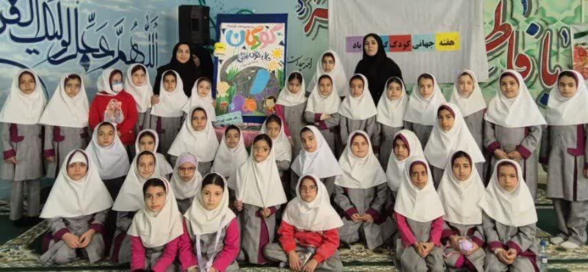 نواختن زنگ هفته ملی کودک در دبستان زینبیه شهرستان رزن