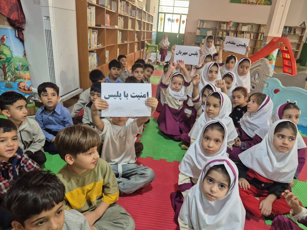 برنامههای هفته ناجا در مراکز فرهنگی هنری لنده و یاسوج با شعار «پلیس مهربان، امنیت با پلیس» برگزار شد