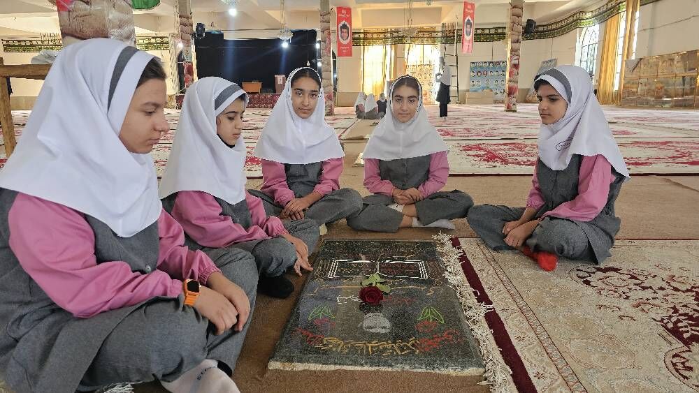 ادای احترام کودکان و نوجوانان کهگیلویه و بویراحمد به مقام شامخ شهدا