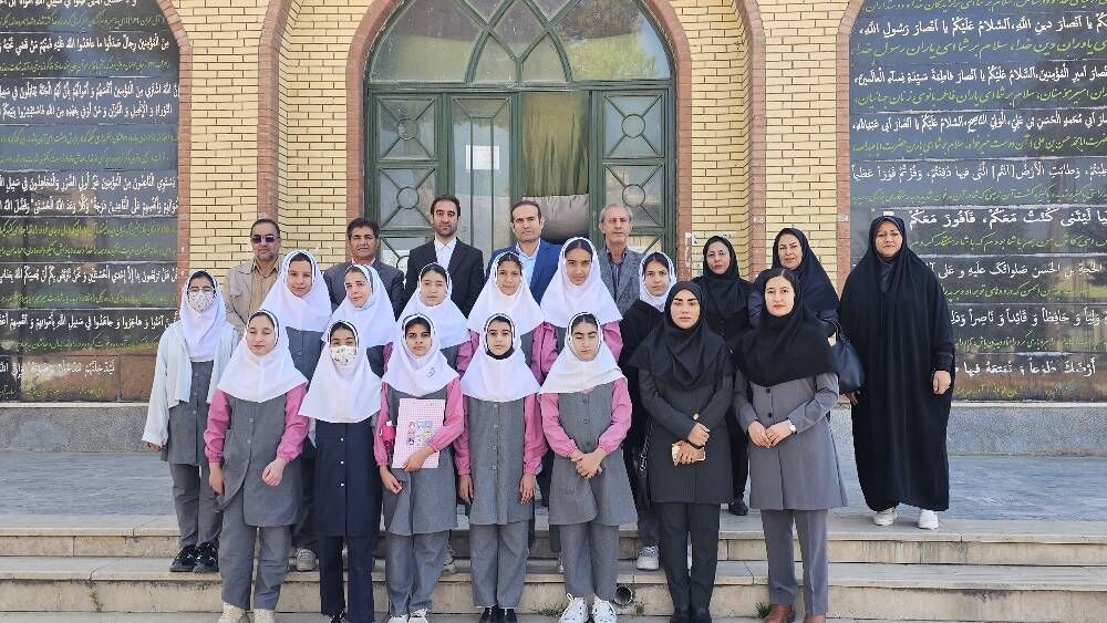 ادای احترام کودکان و نوجوانان کهگیلویه و بویراحمد به مقام شامخ شهدا